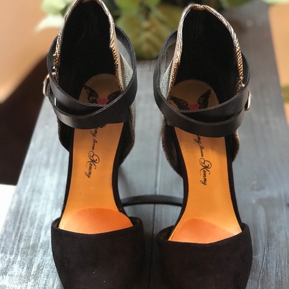 Black and cream 👠 heels! - Picture 4 of 6